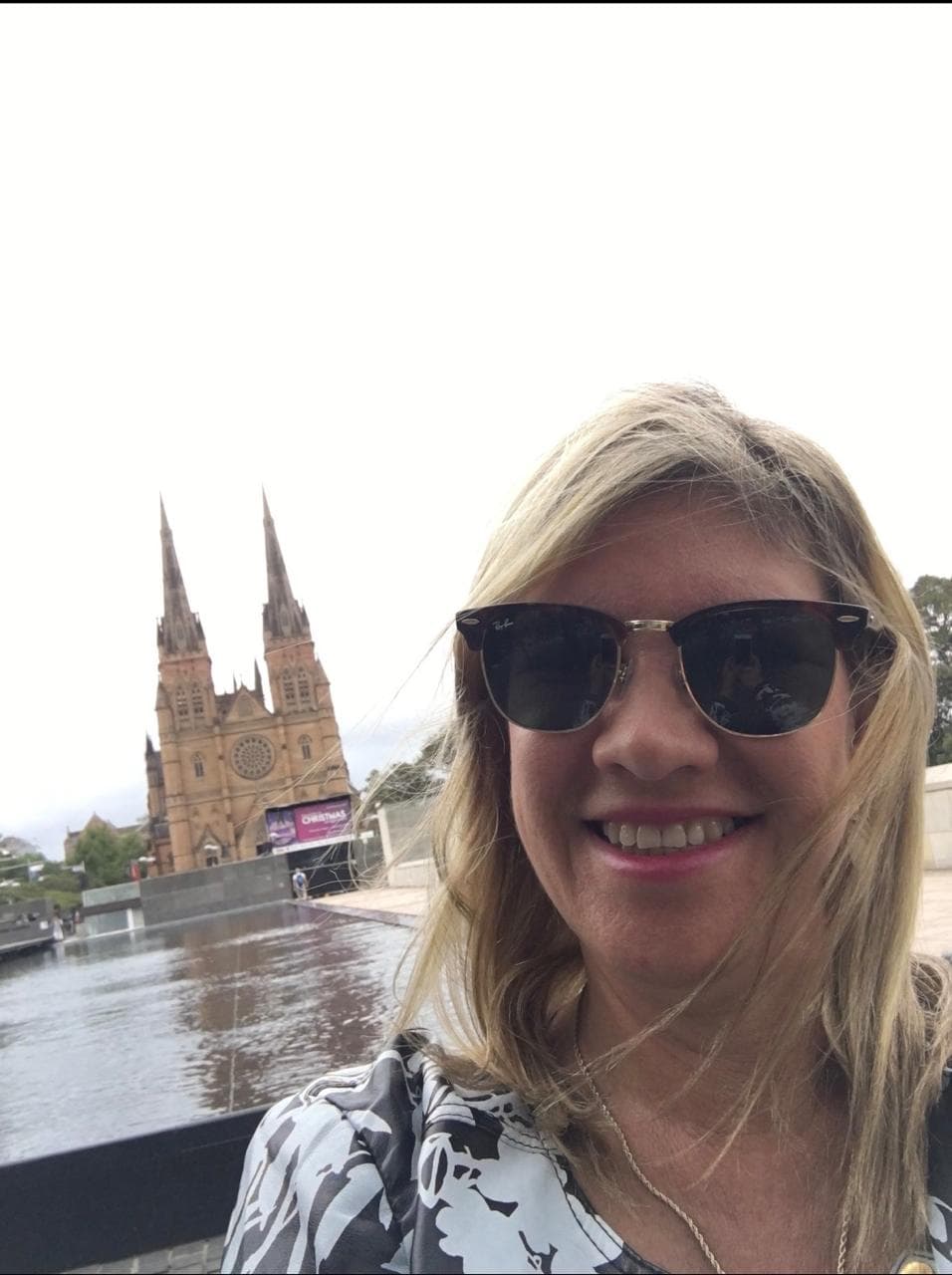 Catia em Sydney, na frente da St Mary's Cathedral — Austrália