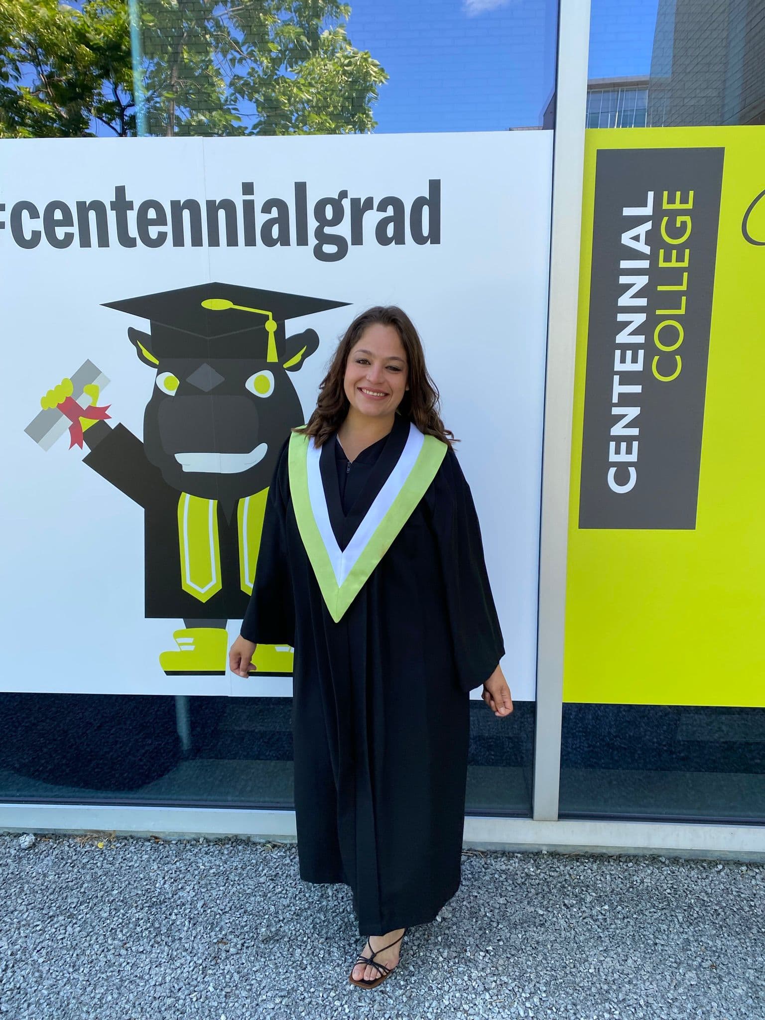 Mayara na formatura do Centennial College, Toronto