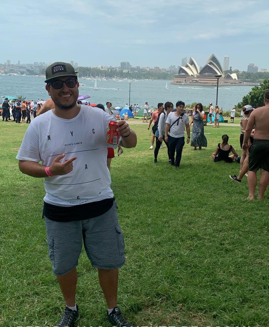 Samir em Sydney com a Opera House ao fundo, boné 'Keep Going' — Austrália
