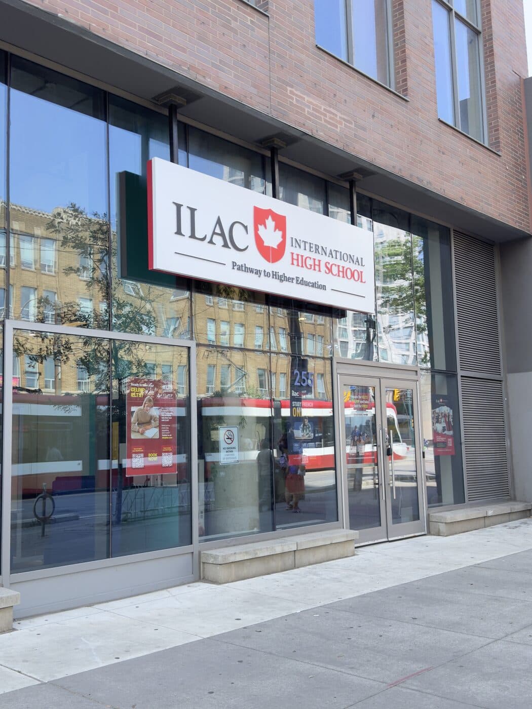 Fachada da ILAC International High School, escola parceira da LC em Toronto